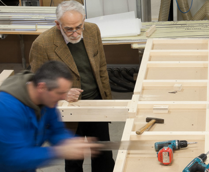 Signor ermes ponti,titolare dell'azienda omonima, al lavoro con un falegname